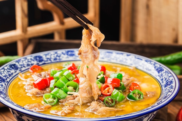 Een heerlijk Chinees Kantonees gerecht met rundvlees in gouden soep