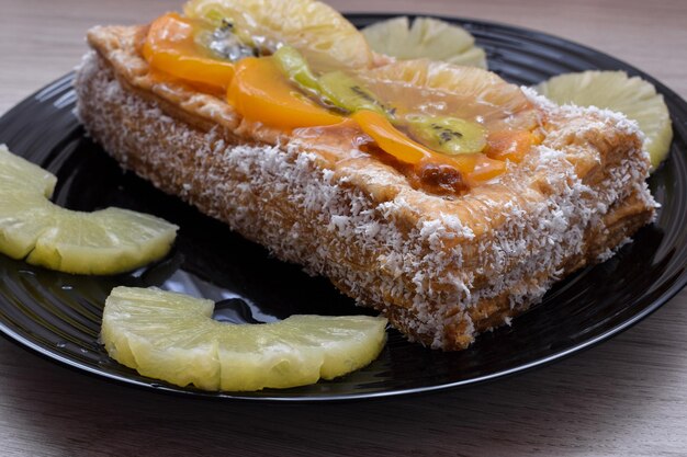 Foto een heerlijk dessert van gebak en fruit.