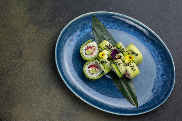 Een heerlijk Japans gerecht met avocado, komkommer en kaviaar.