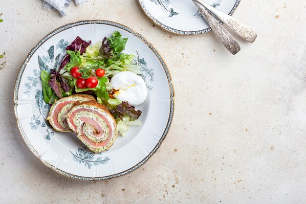 Een heerlijk ontbijt met courgette gerookte zalmrollade