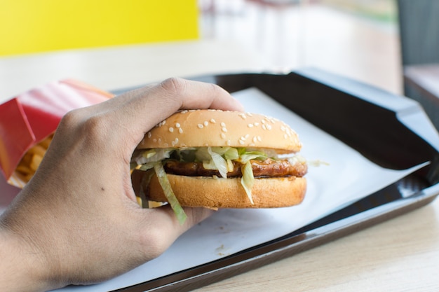 Foto een heerlijke burger in een restaurant