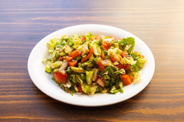 Een heerlijke gemengde salade op het bord