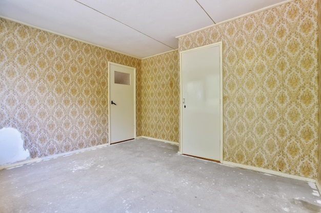 Een heerlijke kamer met beige behang aan de muur