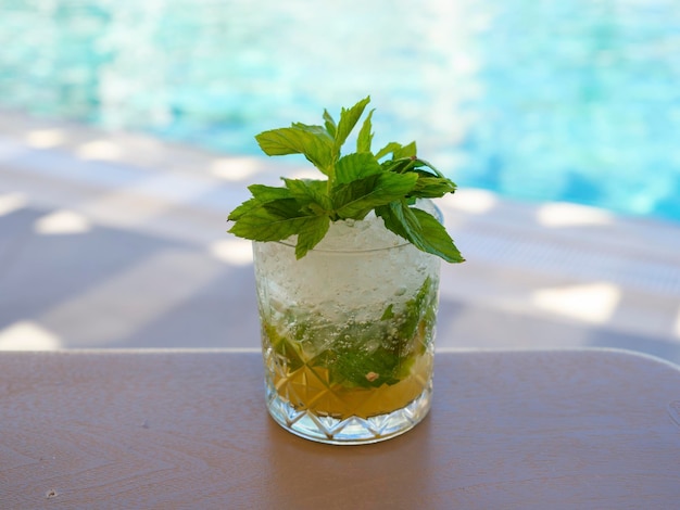 Een heerlijke mojito bij het zwembad