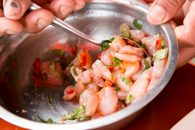 Een heerlijke Peruviaanse ceviche van zeebaars bereiden in de vissershaven van Chorrios in Lima.