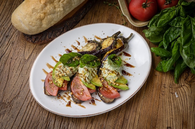 een heerlijke salade bereid in het restaurant door de chef