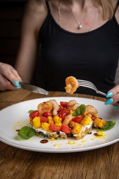 een heerlijke salade bereid in het restaurant door de chef