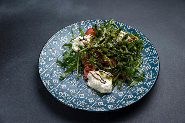 Een heerlijke salade in een restaurant Close-up