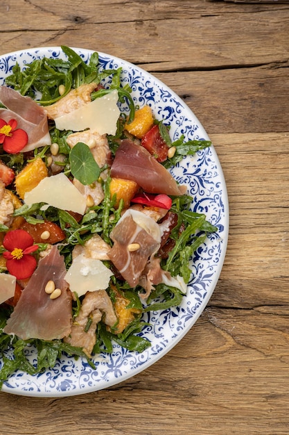 Een heerlijke salade in een restaurant Close-up