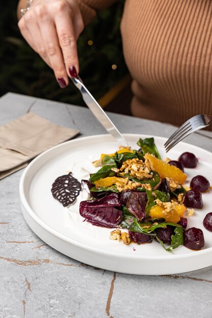 een heerlijke salade op een bord bereid in een restaurant.