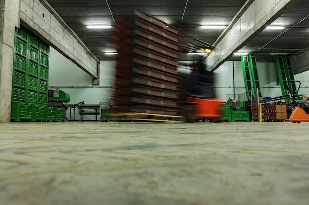 Een heftruck onderweg