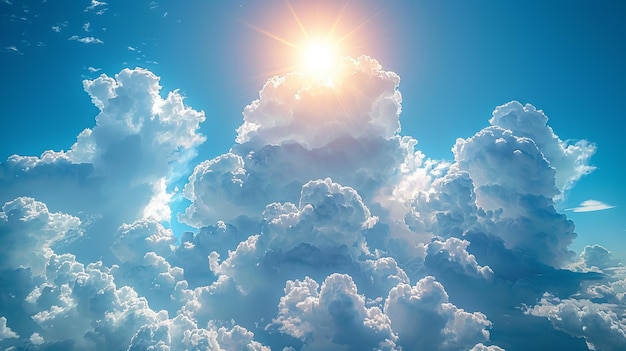 Een heldere zon schijnt door wolken in de lucht.