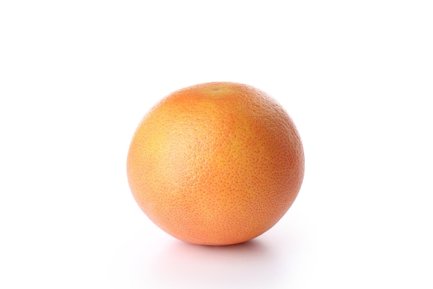 Een hele grapefruit geïsoleerd op een witte achtergrond