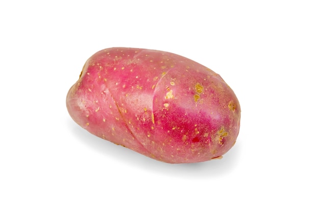 Een hele rode aardappel geïsoleerd op een witte achtergrond