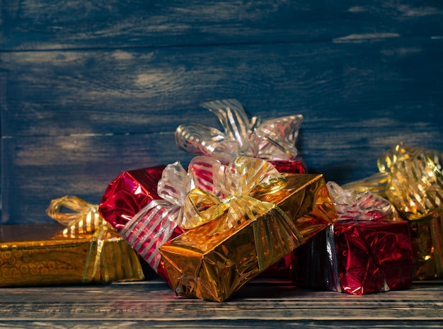 Een heleboel kleurrijke geschenkdozen met het woord kerst erop