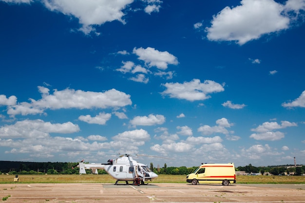 Een helikopter en een ambulance staan op de baan Transportconcept voor medisch personeel