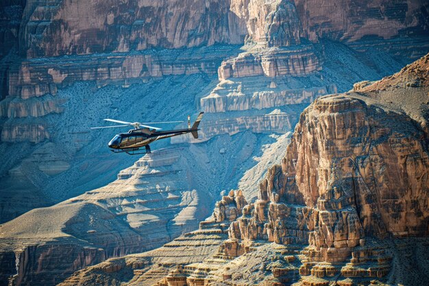 Een helikopter vliegt over een kloof in de bergen.
