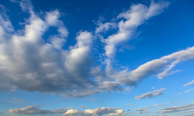 Een hemelse achtergrond van stapelwolken