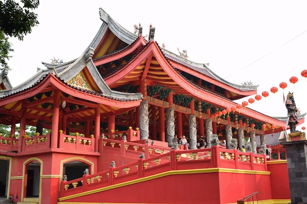 Een historische tempel met traditionele Chinese en Javaanse architectuur