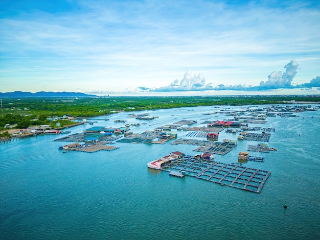 Een hoek van de oestervoederboerderij drijvend vissersdorp in de gemeente Long Son Ba Ria Vung Tau, Vietnam Mensen die leven en de visindustrie voeren in het drijvend dorp