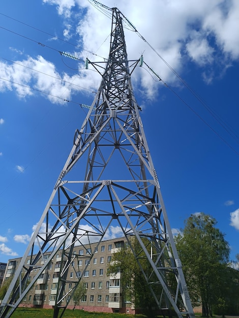 Foto een hoge metalen toren met het nummer 1 erop