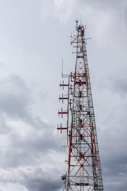 Een hoge telecommunicatietoren met antennes