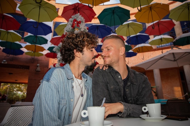 Een homoseksueel stel drinkt tijdens een moment van tederheid koffie in de kerstperiode