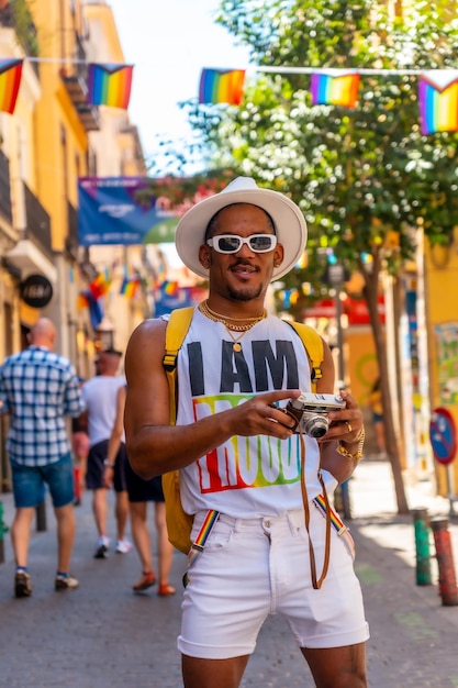 Een homoseksuele zwarte man op het feest van de trots kijken naar de foto's op de camera LGBT-vlag