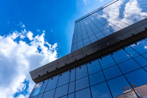 Een hoog gebouw met een blauwe lucht op de achtergrond