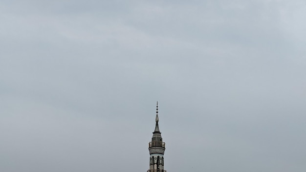 Een hoog gebouw met een klok erop