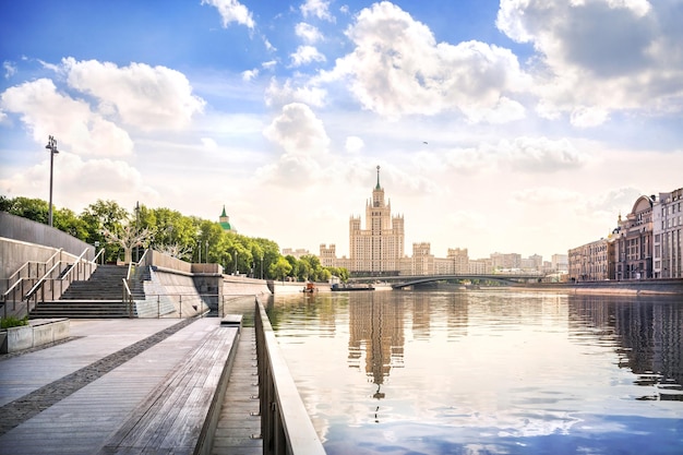 Een hoogbouw wolkenkrabber op Kotelnicheskaya kade en de rivier de Moskva Moskou