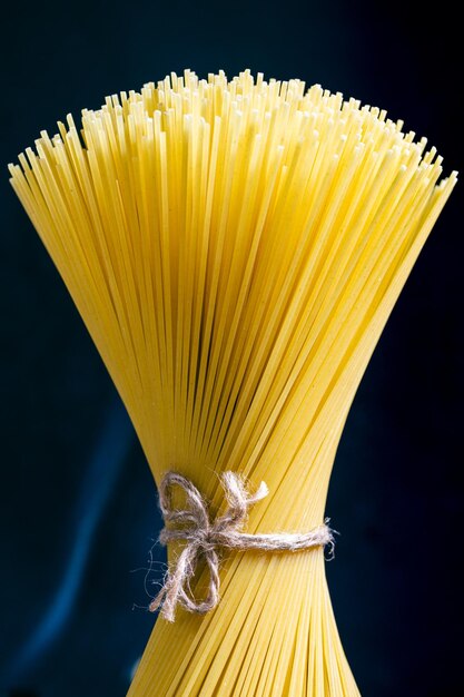 Een hoop spaghetti op een donkere achtergrond Italiaanse keuken concept