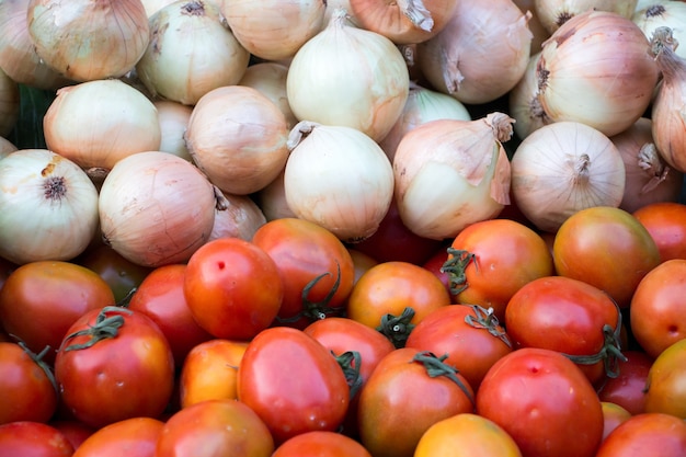 Foto een hoop uien en tomaten