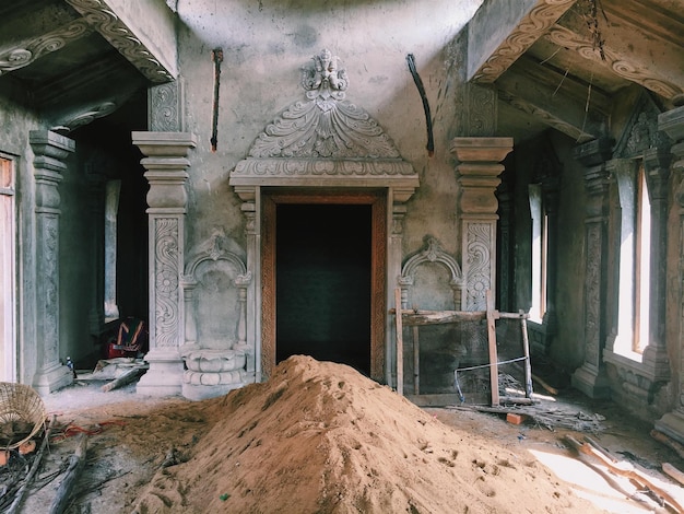 Een hoop zand in een verlaten gebouw.