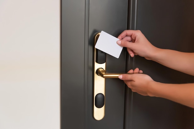 Een hotelkamerdeur openen met een magnetische sleutel