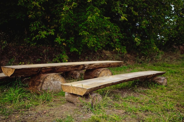 Een houten bank en tafelstandaard in het bos Een plek voor ontspanning en eenheid met de natuur