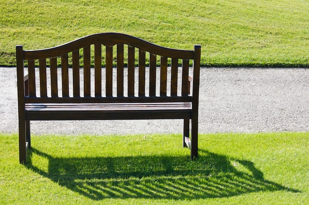 Een houten bank op een groen bebouwd gras