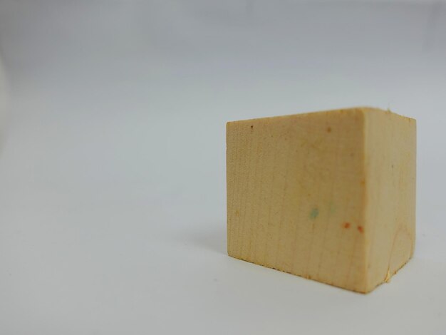 Een houten blokje met een groene vlek erop