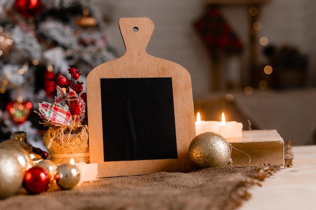 Een houten bord met een kerstboom op de achtergrond