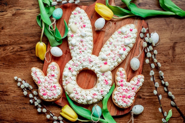 Een houten bord met paashaasvormige koekjes erop