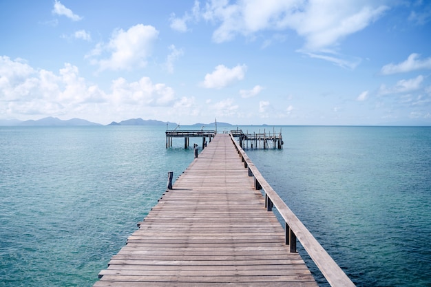 Foto een houten brug opgebouwd in de oceaan