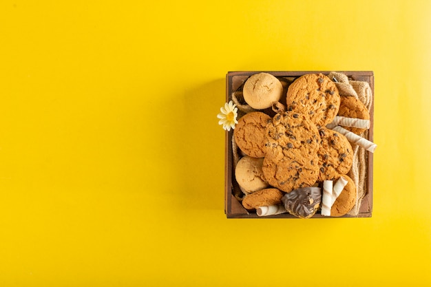 Een houten dienblad van koekjes op geel