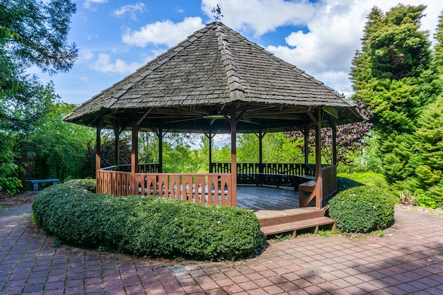 Een houten gazebo in een arboretum in Zuid-Seattle Washington