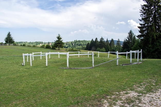 Een houten hek voor paarden op een boerderij van paarden