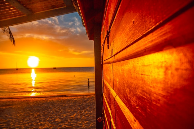 Een houten huis bij zonsondergang vanaf West End Beach Roatan Island Honduras