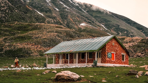 Een houten huis in de berg van Kasjmir.