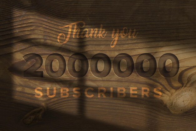 Een houten kist met de woorden 2000.000 abonnees erop