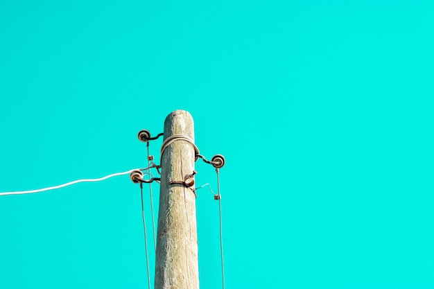 Een houten lantaarnpaal met een blauwe lucht op de achtergrond Industrieconcept