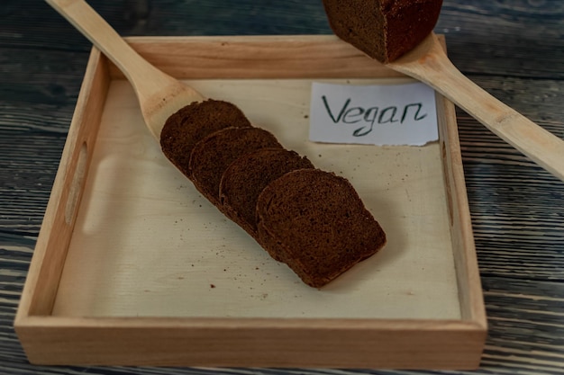 Een houten lepel met het woord vega erop