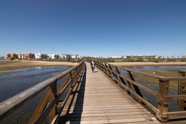 Een houten loopbrug op het strand van Isla Cristina, Spanje Veel gebruikt door vakantiegangers op vakantie